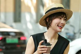 女人不管四十还是五十，都要试试“草帽+短发”，优雅大方又利落